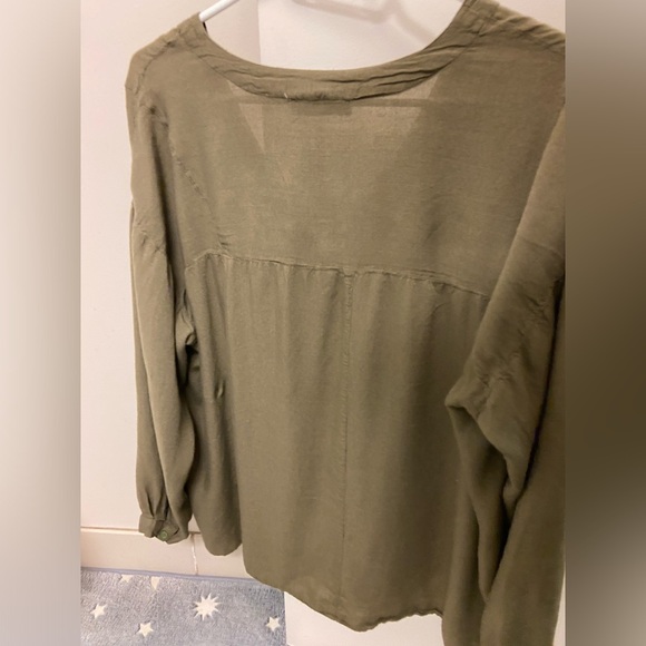 🆓 with purchase Women's khaki green button up blouse -fair preowned condition - Picture 2 of 7
